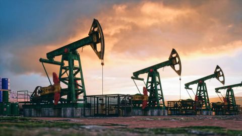 Oil prices slightly rise amidst Red Sea shipping disruptions and Middle East tensions