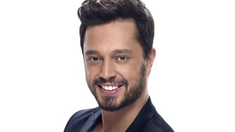 عمرو دياب يتصدر بـألبوم (مكانك) وسواره يلفت الأنظار
