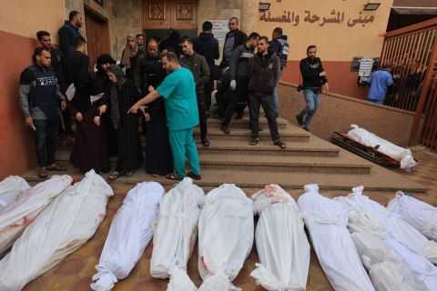 الإعدام والدفن تحت الرمال: العثور على عشرات الجثث داخل مدرسة شمال غزة
