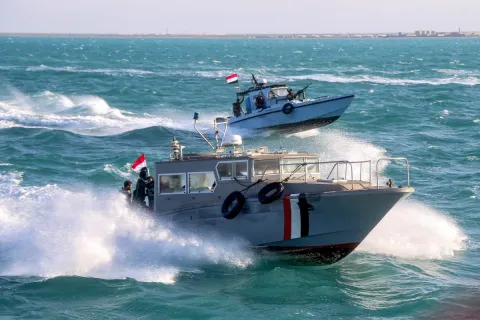 محاولات للسيطرة على حريق الناقلة البريطانية بعد استهدافها في خليج عدن