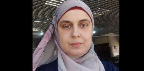 شاهد الدكتورة اميرة العسولي تخاطر بحياتها لانقاذ جريح فلسطيني