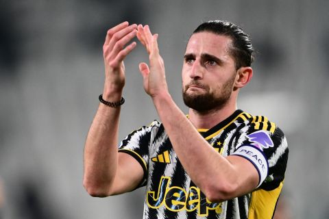 برشلونة ومانشستر يونايتد يحومان حول نجم وسط يوفنتوس