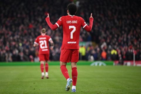 ليفربول يعود أمام لوتون تاون ويبتعد مؤقتا في صدارة الدوري الإنجليزي