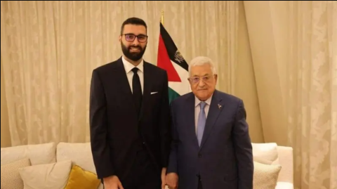 معتز عزايزة في مرمى الانتقاد مجددًا بسبب محمود عباس