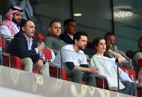 بإطلالة متطابقة مع الأمير الحسين.. الأميرة رجوة تدعم المنتخب الأردني في كأس آسيا