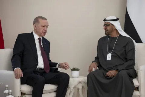 محمد بن زايد وأردوغان يطالبان بوقف إطلاق النار في غزة