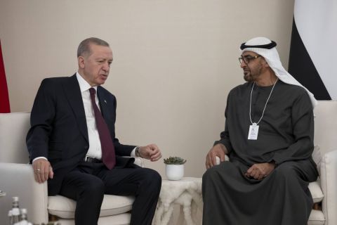 محمد بن زايد وأردوغان يطالبان بوقف إطلاق النار في غزة