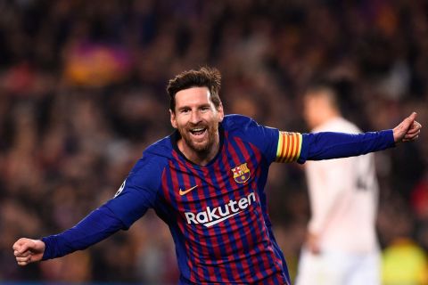 ميسي يُهدي متحف برشلونة كرته الذهبية الثامنة