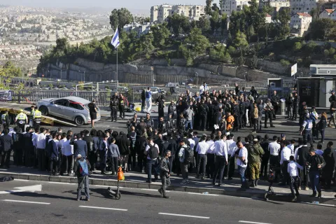 Several Israelis injured and 1 dead in a shooting in Jerusalem