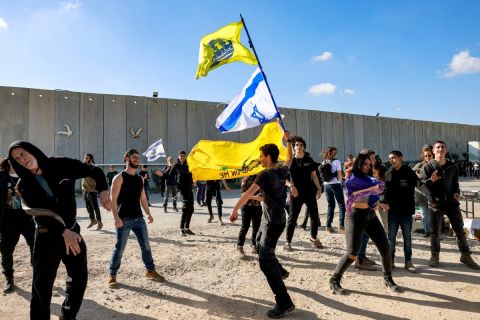 Israeli citizens intervene to block humanitarian aid to Gaza!