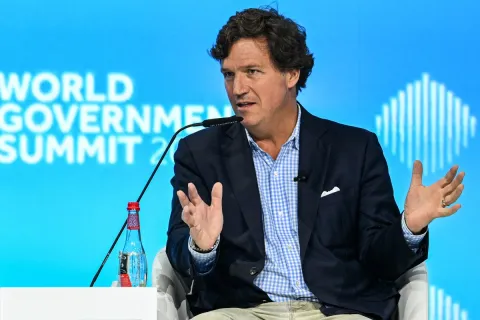 Tucker Carlson roasts US cleanliness amid visiting Moscow