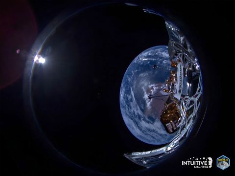 Photo of astronauts on the moon without helmets, here's the truth 