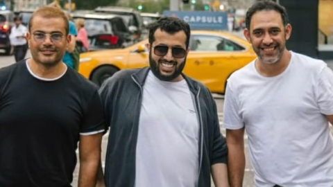 عمرو مصطفى يعانق عمرو دياب.. وتركي آل شيخ يعلق 