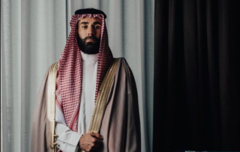كريم بنزيما بالعقال المقصب في احتفالات يوم التأسيس السعودي