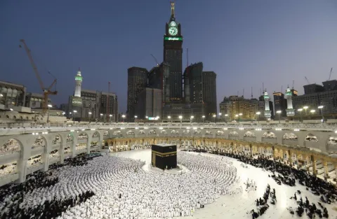 من بينهم الدوسري.. تعرف على أئمة الحرم خلال رمضان