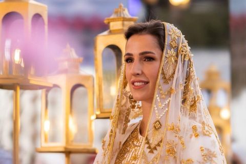 دانا آل سيف شقيقة الأميرة رجوة الحسين تخطف الانظار بجمالها.. صورة متداولة حديثًا