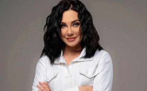 سلاف فواخرجي تغني لفرقة البيتلز في 
