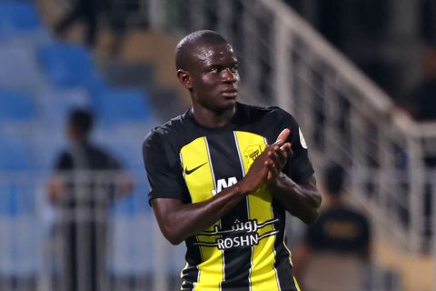 شاهد تحية جماهير الهلال للنجم نغولو كانتي بعد خروجه بالبطاقة الحمراء