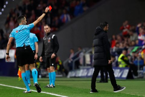 كواليس طرد تشافي خلال مباراة برشلونة وأتلتيكو مدريد