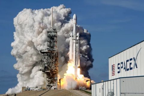  SpaceX تطلق 22 قمرًا صناعيًا من نوع Starlink لتتقدم نحو شبكة إنترنت عالمية