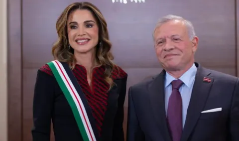 الملكة رانيا العبدالله راقية بإطلالة الثوب الأردني بعدة تصاميم مبهرة مؤخرا