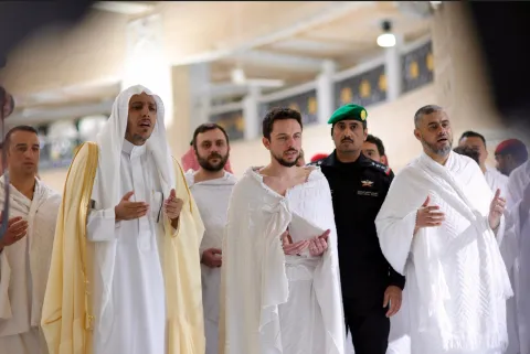 رفقة أمراء آل هاشم.. الأمير الحسين يؤدي مناسك العمرة