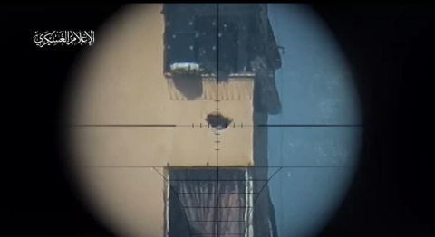 فيديو..شاهد كيف تمكن قناص القسام من قنص قناص إسرائيلي