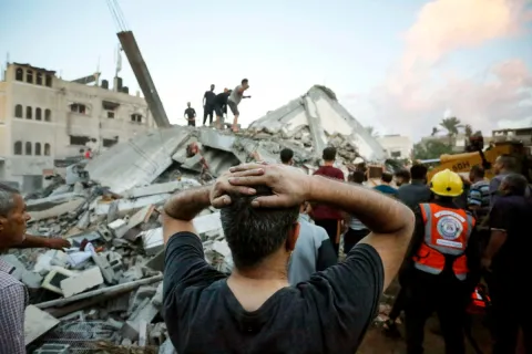 مأساة في غزة: استشهاد 18 فلسطينيا بسبب إنزال خاطئ للمساعدات