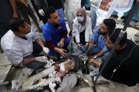 مشاهد قاسية لفلسطينيين عراة في محيط مجمع الشفاء بغزة
