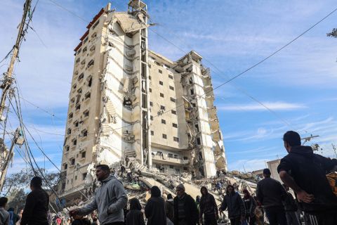 بالفيديو: قصف برج سكني في رفح.. واستشهاد 3 أطفال بسبب الجوع