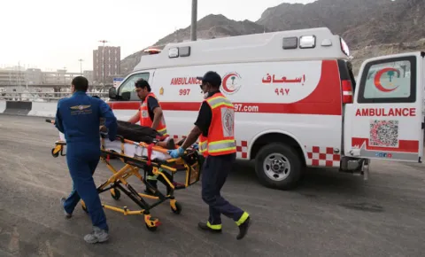 معتمر يلقي نفسه من المسجد الحرام .. فيديو صادم