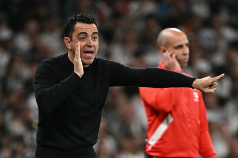 تشافي يقرر الاستمرار مع برشلونة