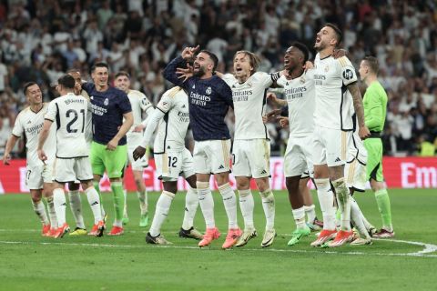 ريال مدريد يهزم برشلونة في الكلاسيكو ويقترب من معانقة لقب الليغا