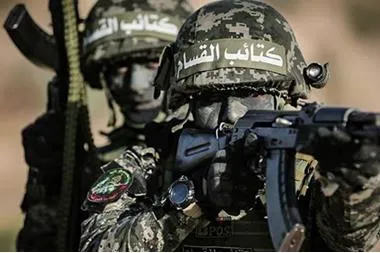 القسام تستهدف ناقلة جند إسرائيلية في كمين مركب بخان يونس