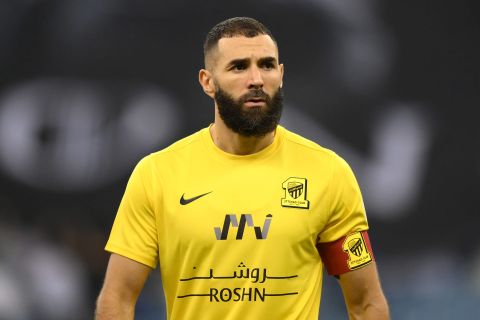 صورة كريم بنزيما مع فنانة هندية تثير الجدل.. ارفقت الصورة بتعليق 