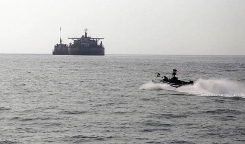 الحوثيون يستهدفون سفنا أمريكية وإسرائيلية بصواريخ وطائرات مسيرة