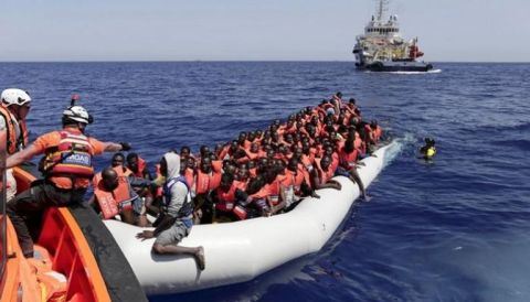 إنقاذ 131 مهاجرا بينهم نساء وأطفال من قبل البحرية المغربية 