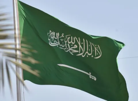 هل تُغير السعودية موعد العطلة إلى السبت والأحد؟