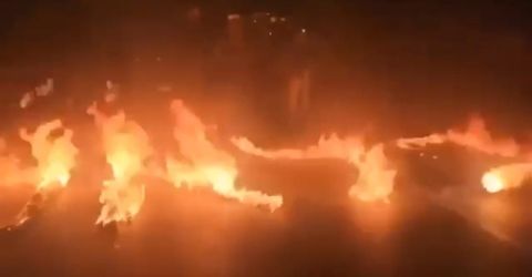 شاهد..إغلاق طرق وإضرام حرائق ومواجهات و اعتقالات في تظاهرات