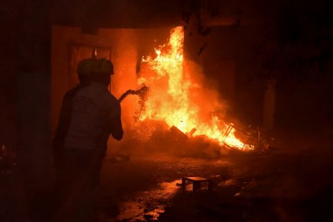 وفاة أم وأطفالها الخمسة في حريق سكني بالبصرة (فيديو)