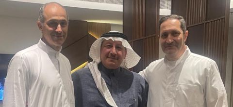 شاهد: شاعر سعودي مع جمال وعلاء مبارك في الحرم المكي