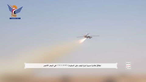 الحوثيون يوثقون إطلاق طائرة مسيرة تستهدف إحدى السفن في البحر الأحمر