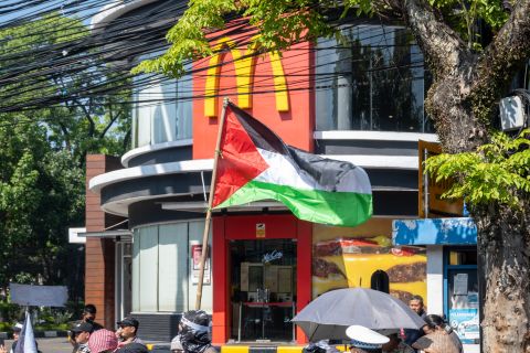 McDonald’s burger linked to 1 death and food poising outbreak