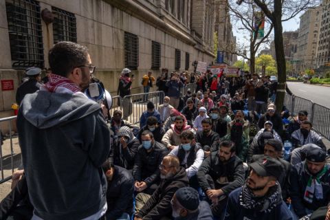 رئيسة جامعة كولومبيا توجه رسالة للطلبة المحتجين تضامنا مع غزة