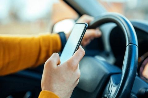 هل يُعاقب المخالف بالحبس؟! المرور المصري يوضح عقوبة استخدام الهاتف أثناء القيادة
