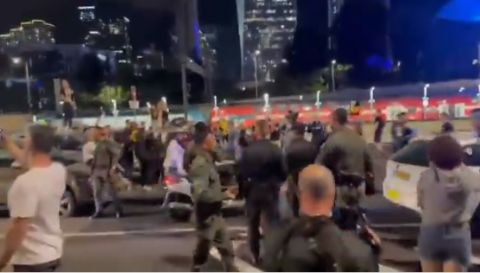 شرطة الاحتلال تقمع بالقوة مظاهرات وسط تل أبيب (فيديو)