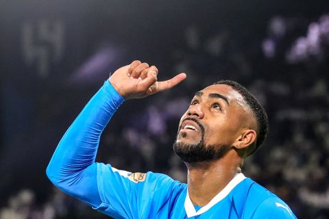 الهلال يهزم الأهلي ويقترب من لقب الدوري السعودي