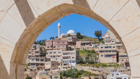 مطاعم وكافيهات ذات إطلالة في السلط للاحتفال بعيد الاستقلال الأردني الـ 79