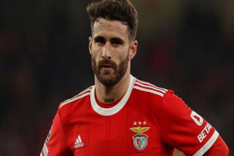 الدون يتدخل لإقناعه بالنصر!! نجم بنفيكا ينتظر عرض العالمي ويرفض الشباب والاتفاق
