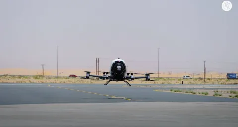 بالفيديو.. لأول مرة في الشرق الأوسط طائرة بدون طيار مع راكب.. من أبو ظبي